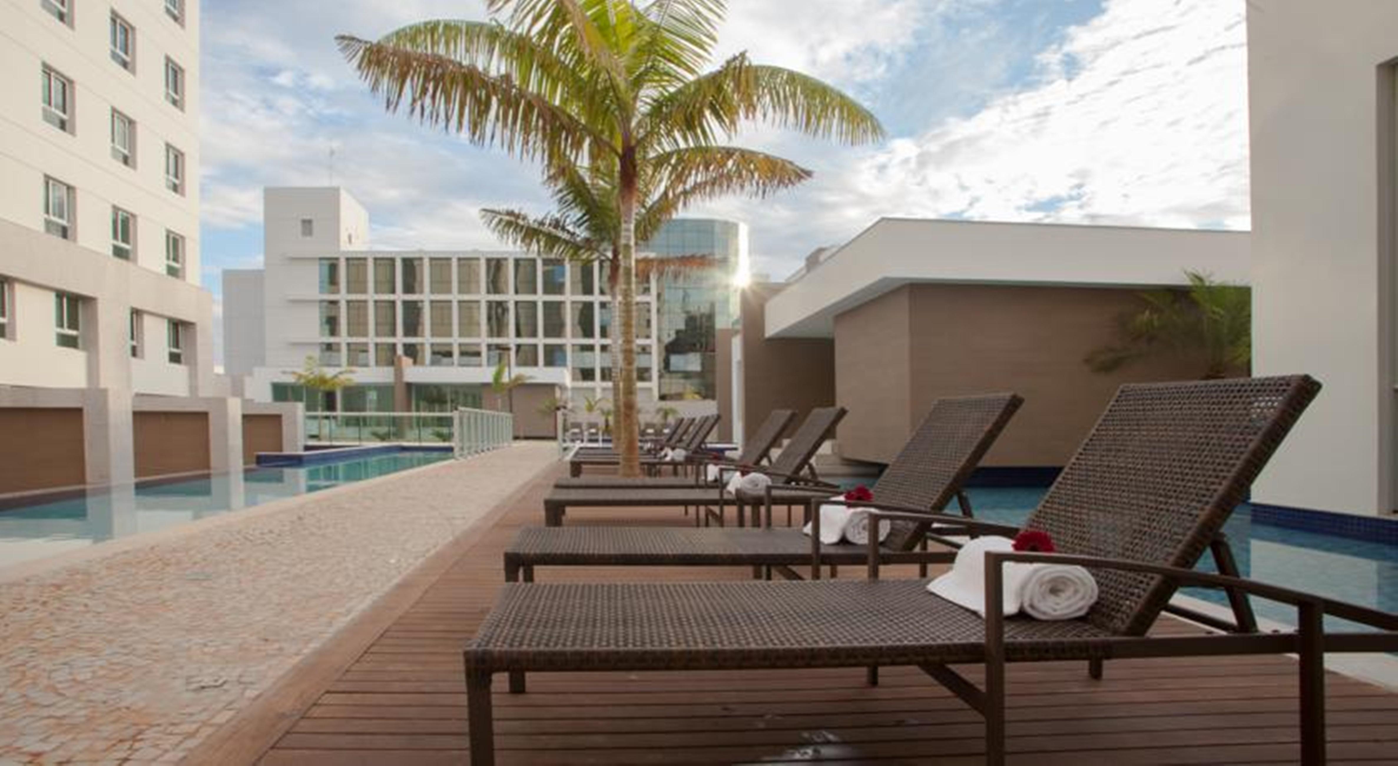 Jade Hotel Brasilia Candangolandia Екстер'єр фото The pool at the hotel