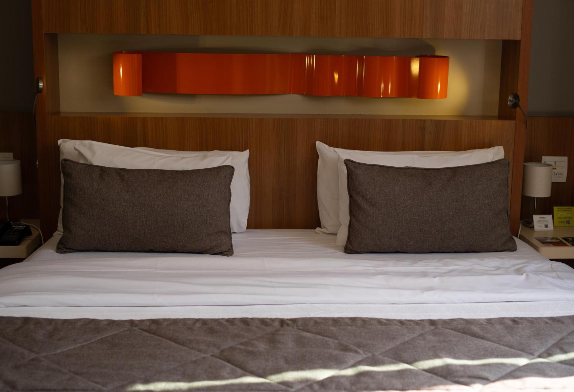 Jade Hotel Brasilia Candangolandia Екстер'єр фото A bed with two cushions