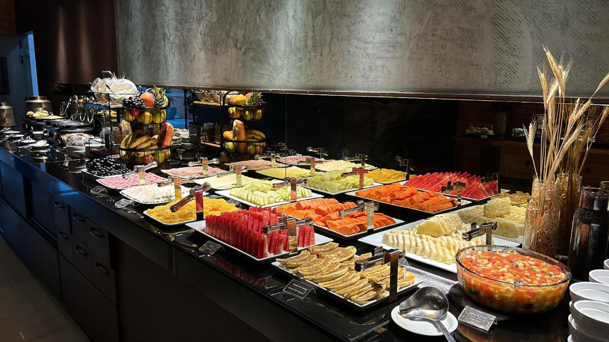 Jade Hotel Бразиліа Екстер'єр фото A fruit salad buffet