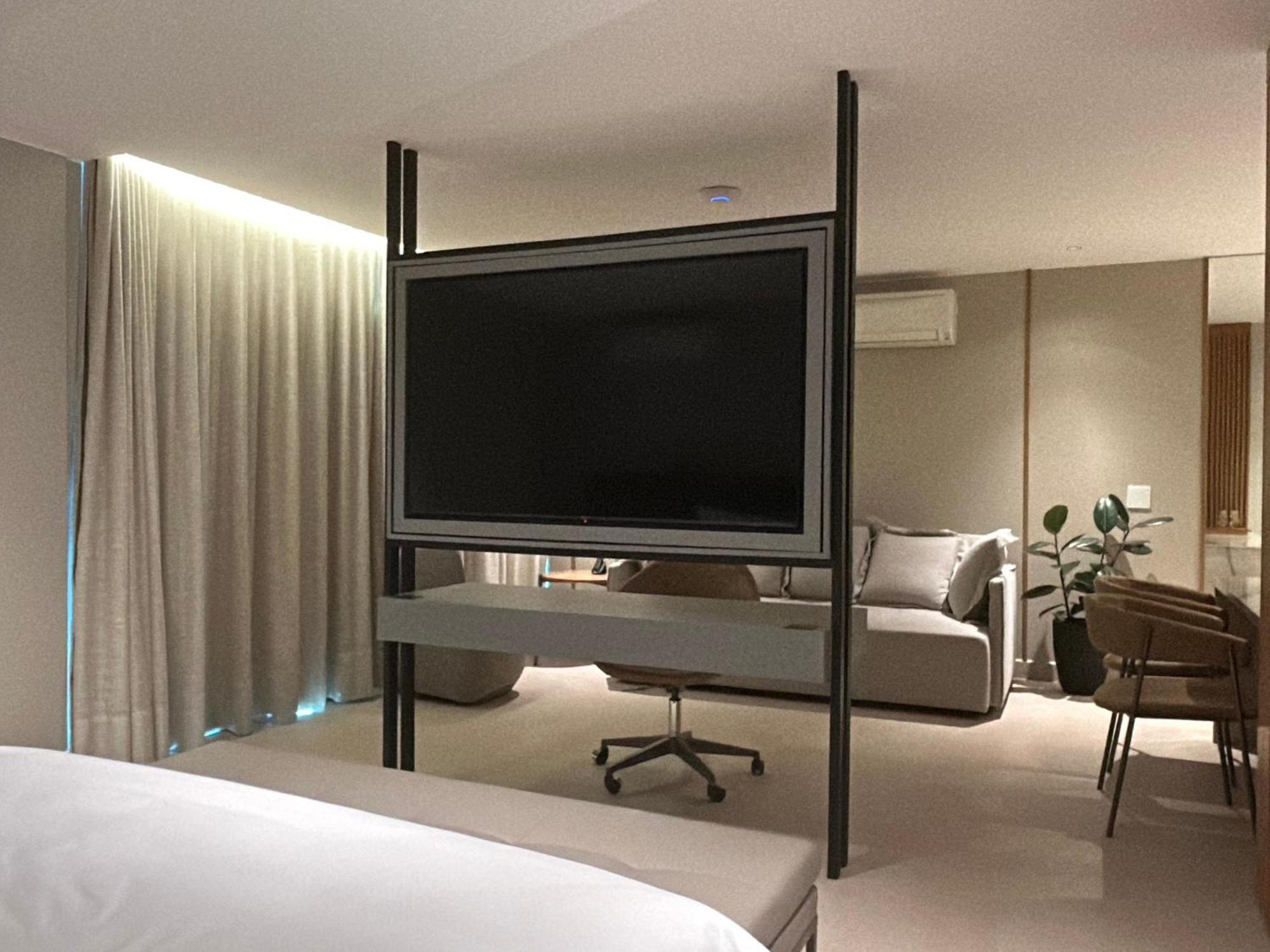 Jade Hotel Brasilia Candangolandia Екстер'єр фото A television in a hotel room